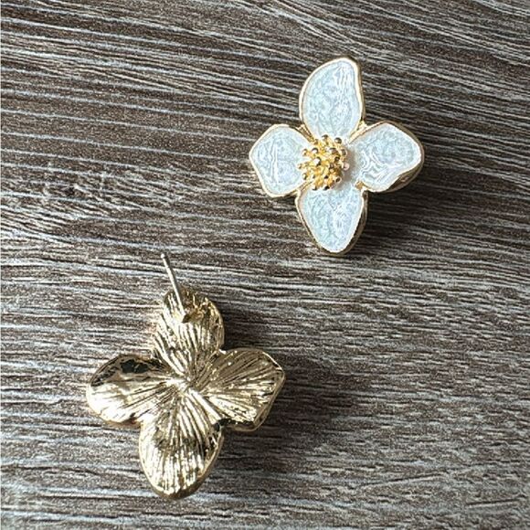 White flower stud earrings A653 - Picture 5 of 5